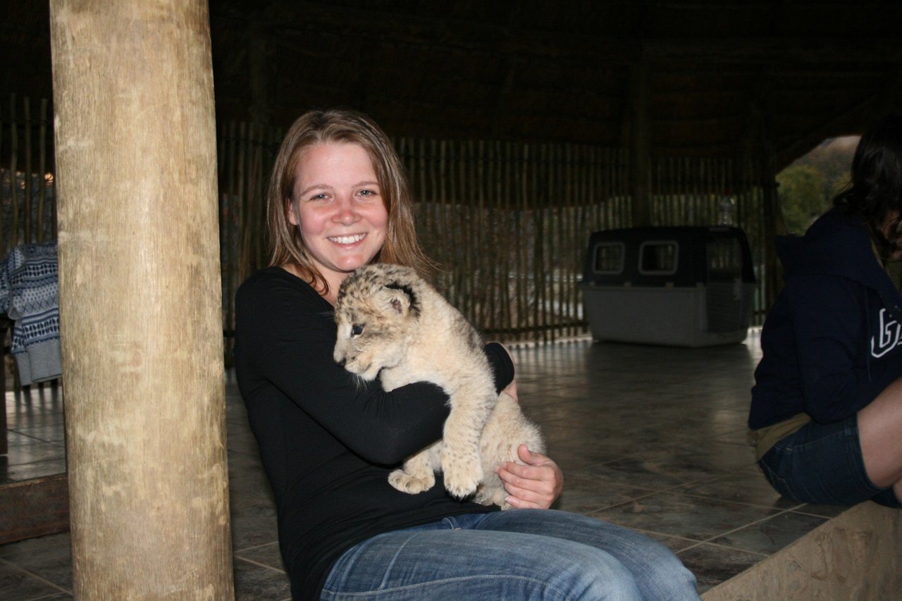 Femke met leeuwtje Leigh