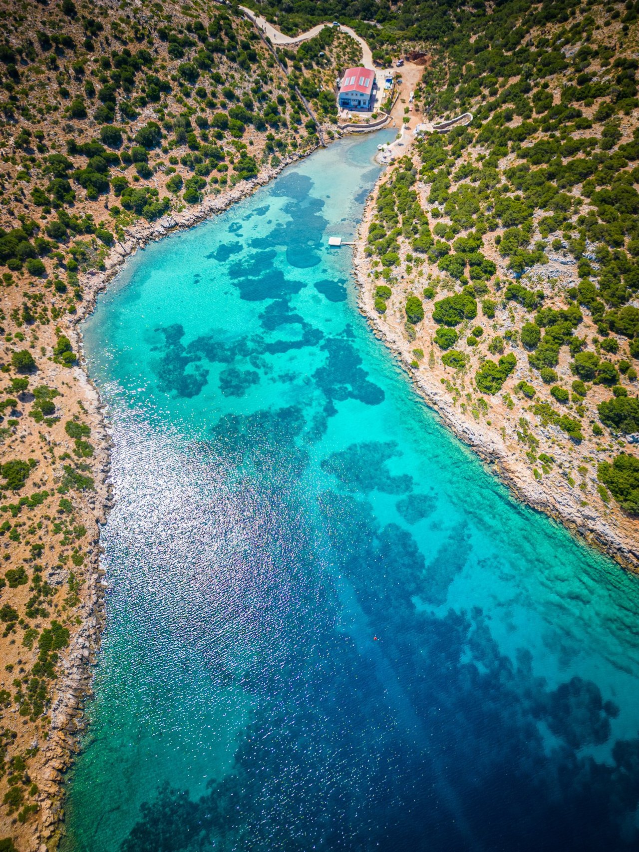 Droneshot van de baai bij Lipsi