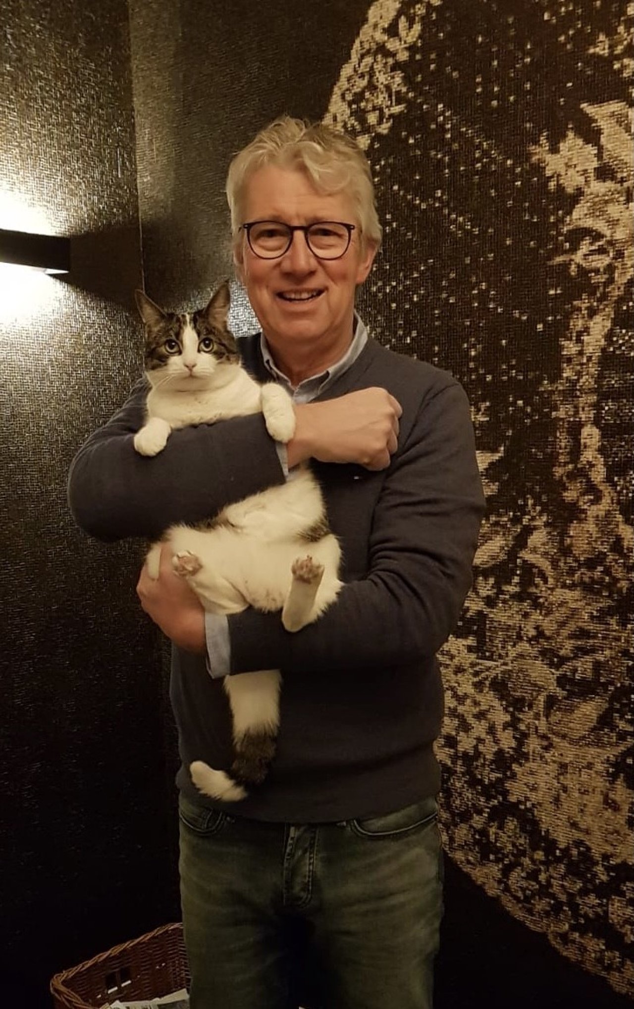 Vrijwilliger Jos van den Biggelaar en zijn adoptiekat Klaartje