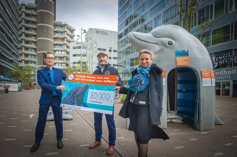 Overhandiging van handtekeningen petitie fokverbod voor dolfijnen in gevangenschap