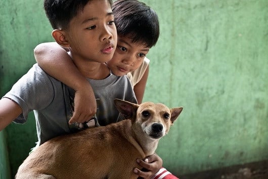 jongetjes-met-hondje-vaccinatiekliniek-filipijnen