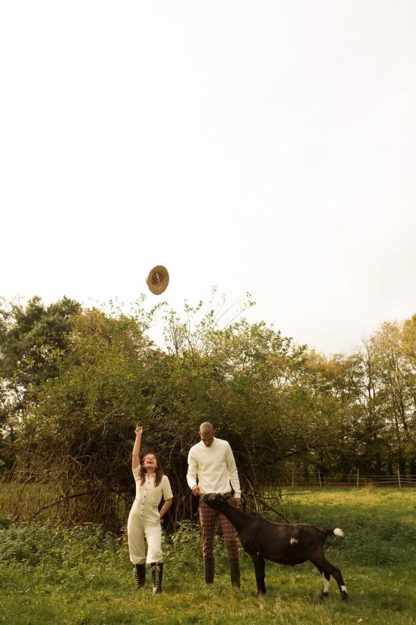 Abby gooit haar hoedje in de lucht  en Noah geeft wat gras aan een geit.