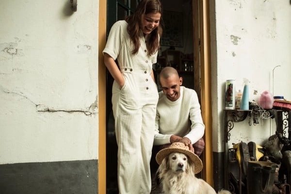 Abby en Noah in de deuropening met een hond