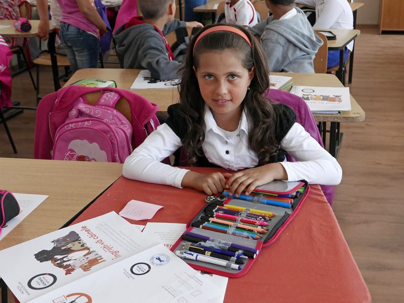 Kinderen met hondje in Roemenië
