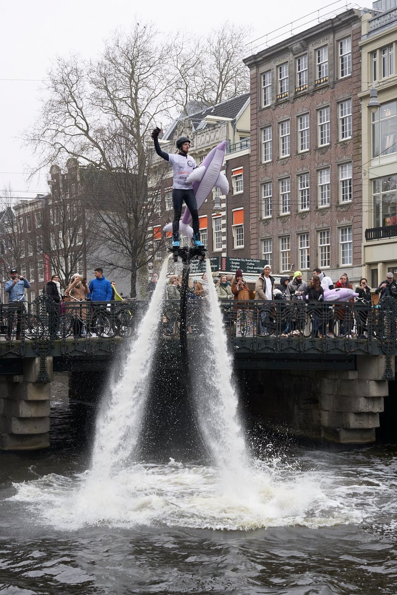 Flyboarden in gracht bij actie voor dolfijnen tegen Expedia